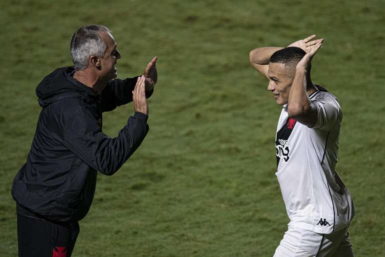 Lisca comemora com Léo Jabá um dos gols do Vasco na vitória deste sábado