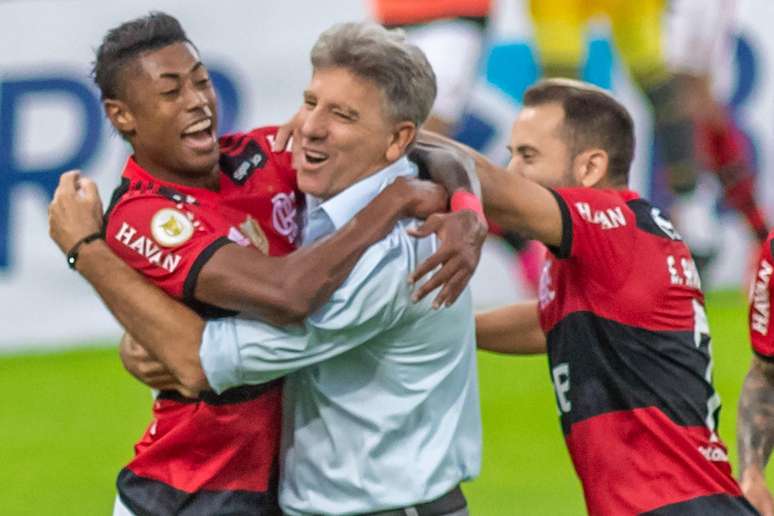 Bruno Henrique celebra gols pelo Flamengo com o técnico Renato Gaúcho
