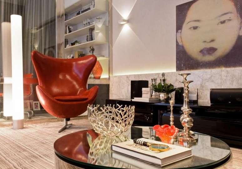 30. A poltrona vermelha de couro &eacute; interessante por oferecer um ar de luxo. Projeto de Rodrigo Fonseca