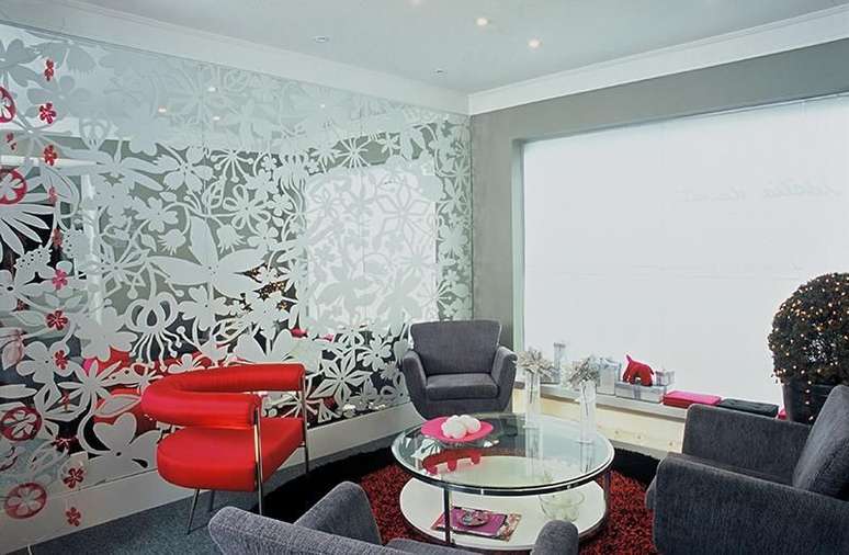 34. Estabelecimentos comerciais usam muito a poltrona vermelha. Projeto de Id&aacute;lia Daudt