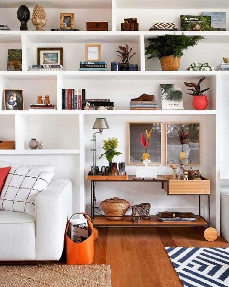 2. Ideias de objetos de decoração para estante de sala branca – Foto Pinterest