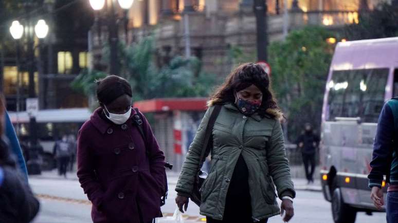 Pedestres protegidas do frio na capital paulista em julho; cidade pode registrar a menor temperatura desde 1994
