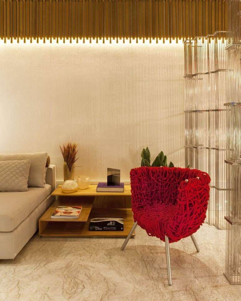 50. Decoração de sala bege com poltrona vermelha moderna – Foto: Studio Tsae