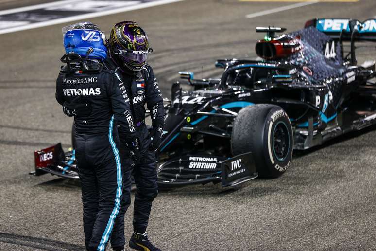 Valtteri Bottas e Lewis Hamilton após fim do GP de Abu Dhabi 