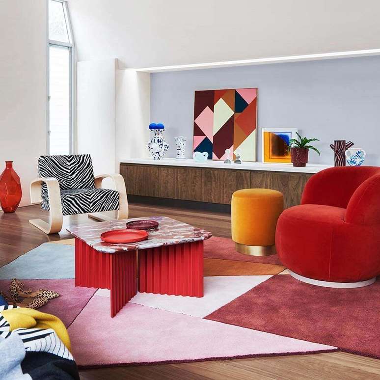 54. Decora&ccedil;&atilde;o de sala com poltrona vermelha e poltrona zebrada &ndash; Foto: Home Fashion Trend