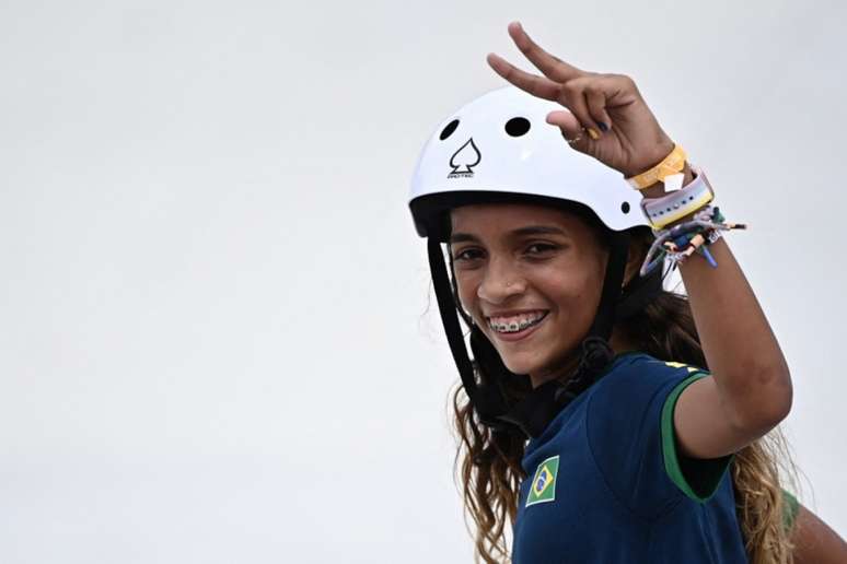 Rayssa encantou o Brasil no skate olímpico (Foto: LIONEL BONAVENTURE / AFP)