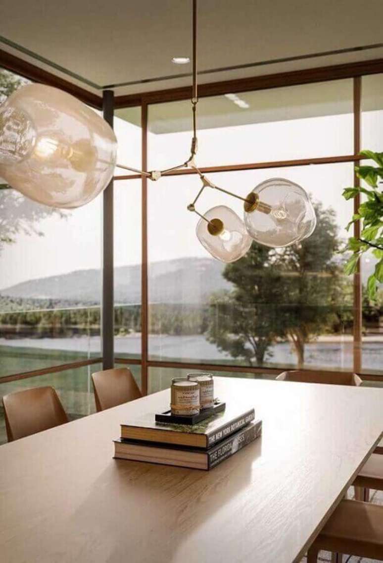 38. Objetos de decoração para sala de jantar decorada com com livros como centro de mesa – Foto: Futurist Architecture