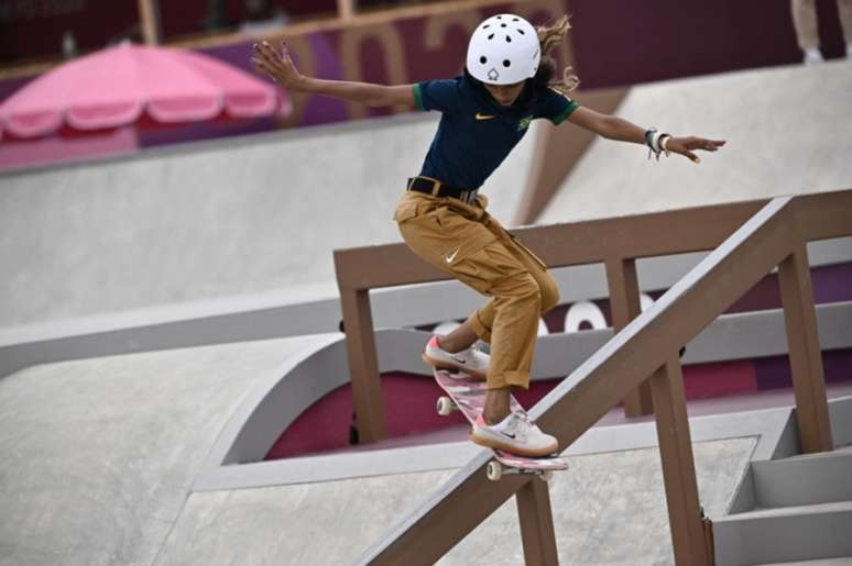 Rayssa Leal garantiu a prata para o Brasil no skate street feminino (Foto: JEFF PACHOUD / AFP)