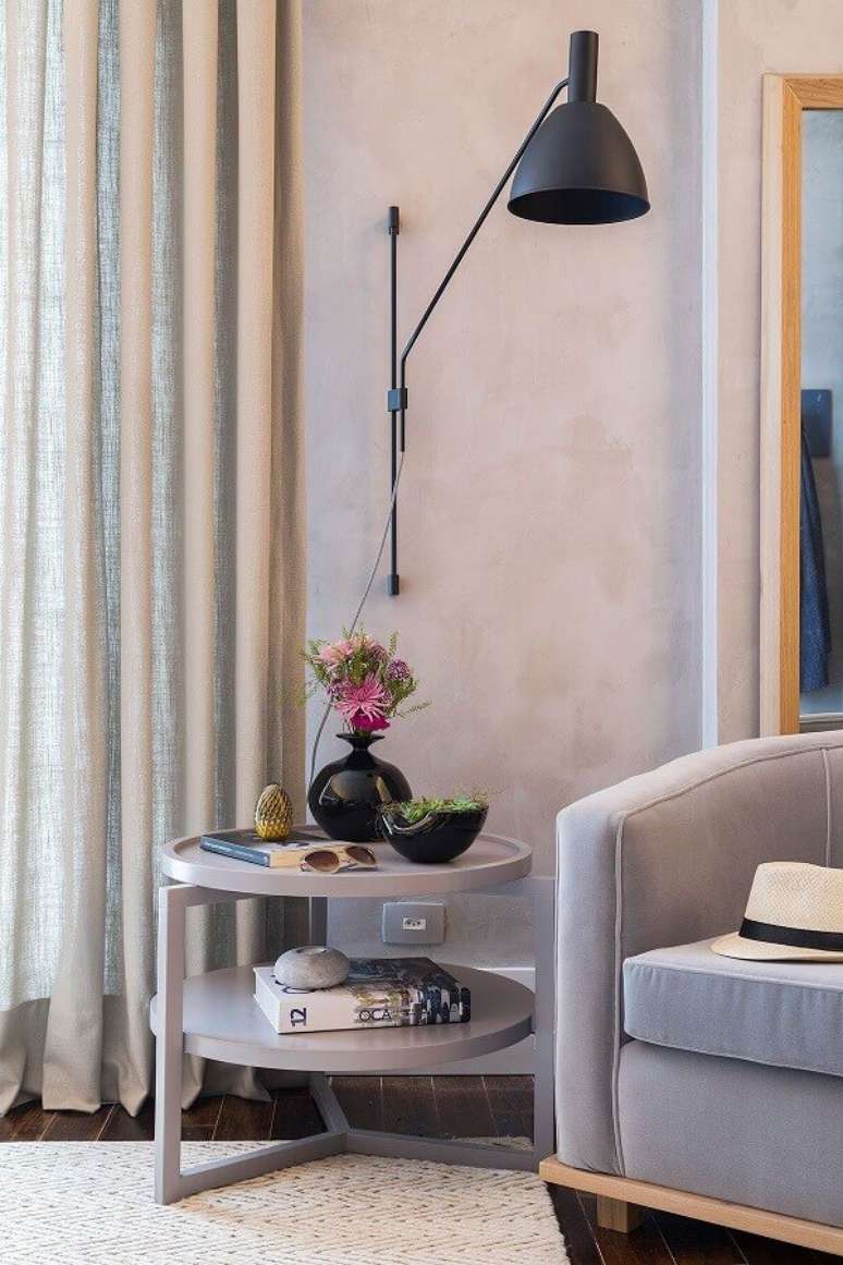 10. Objetos de decoração para sala de estar cinza com luminária de parede – Foto: Casa de Valentina