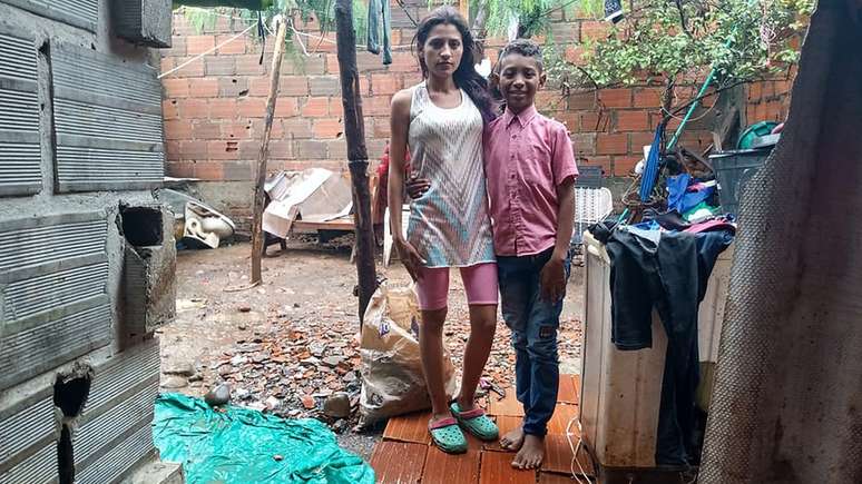 Juan David junto com a sua mãe na casa em que moram em Cúcuta, na Colômbia