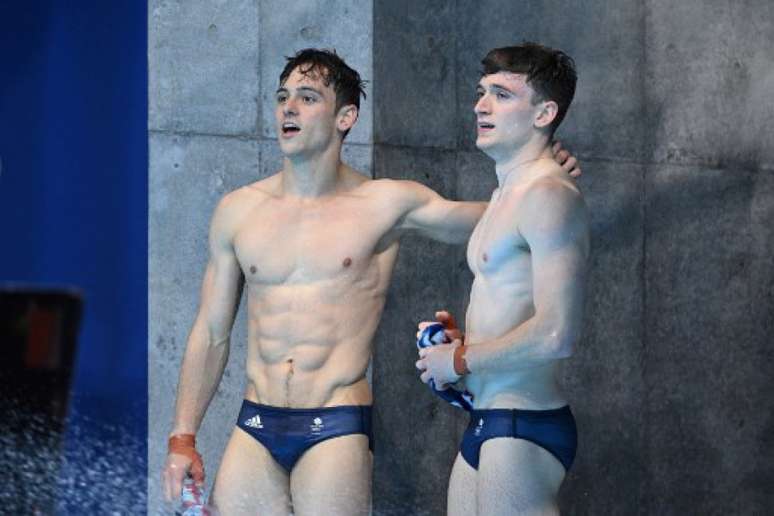 Os britânicos Thomas Daley e Matty Lee ganharam o ouro em Tóquio (OLI SCARFF / AFP)