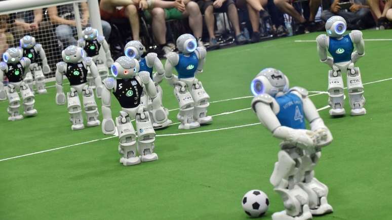 Robôs jogando uma partida de futebol