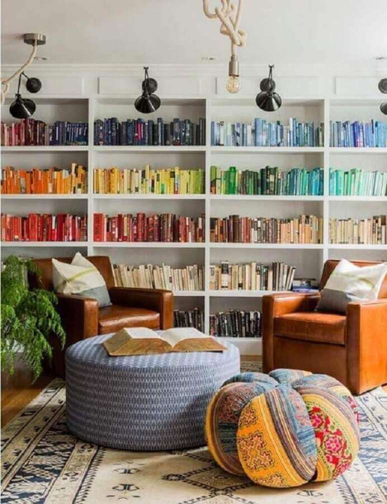 6. Objetos para decoração de sala com estante de livros coloridos e poltronas de couro – Foto: Wood Save