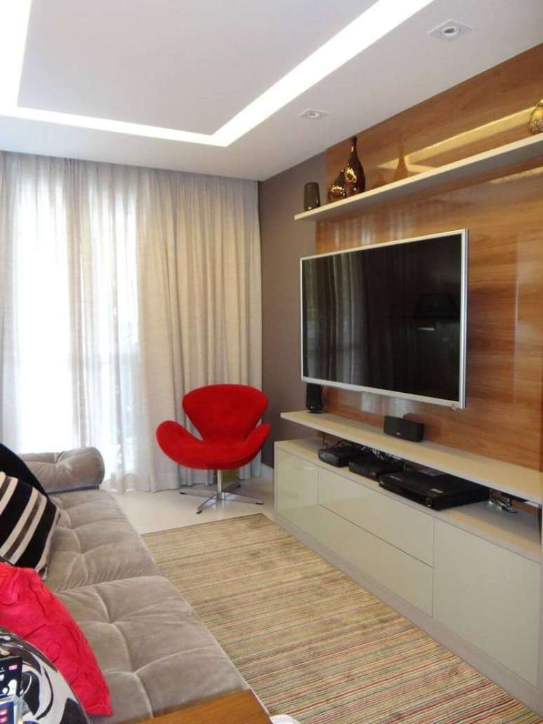 40. A poltrona vermelha &eacute; interessante em uma decora&ccedil;&atilde;o mais cl&aacute;ssica. Projeto de Ver&ocirc;nica Torres Gomes