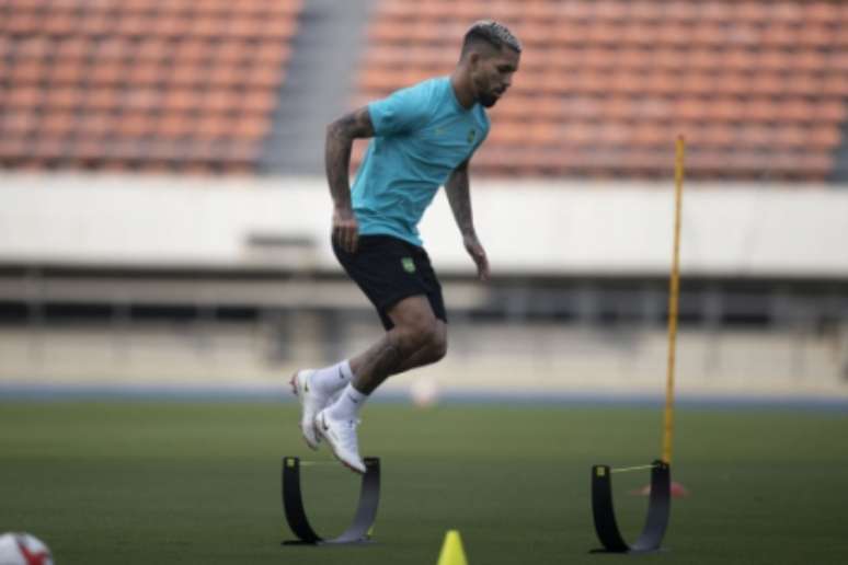 Suspenso, Douglas Luiz não enfrentará a Arábia Saudita (Foto: Lucas Figueiredo / CBF)