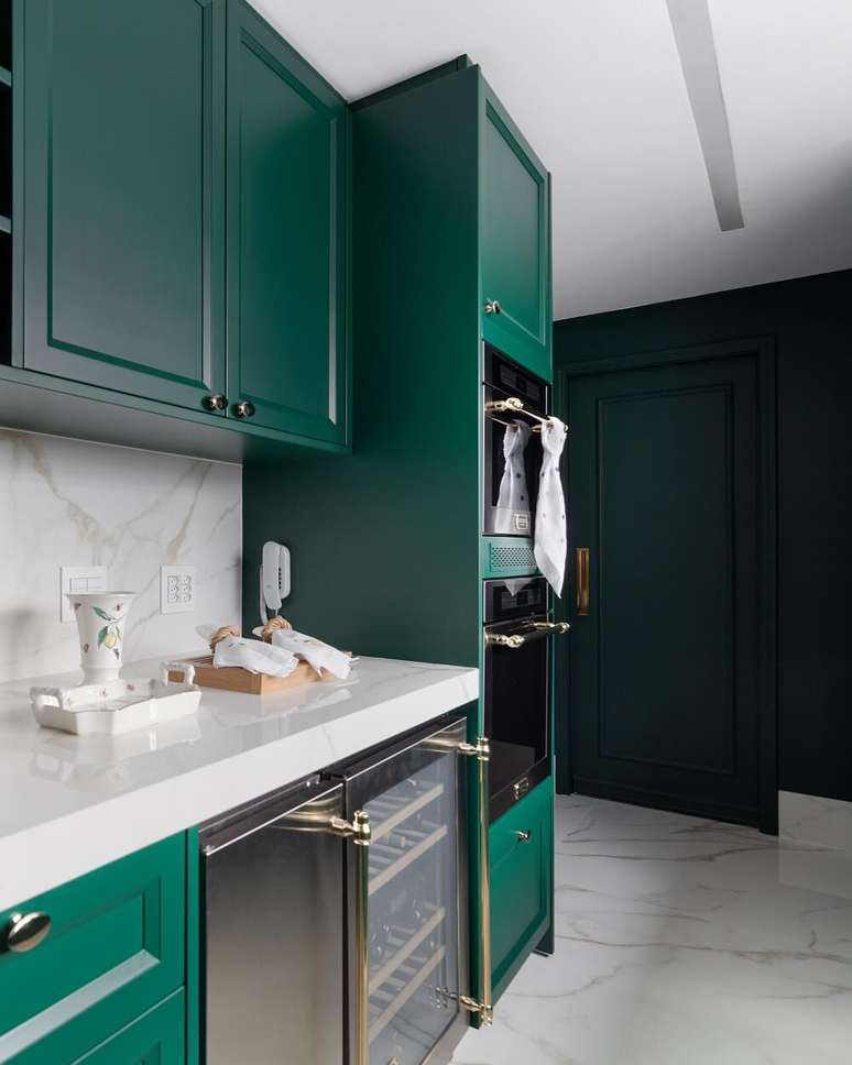 11. A solução criada para otimizar o espaço da cozinha foi embutir os eletrodomésticos na marcenaria. Foto: Fellipe Lima