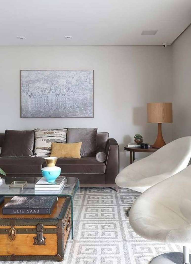 26. Objetos de decoração para sala de estar com abajur de madeira e poltrona moderna – Foto: Karen Pisacane