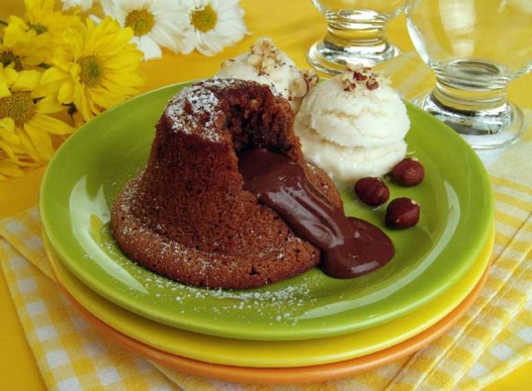 Guia da Cozinha - Receita de petit gâteau com avelã perfeita para os dias mais frios