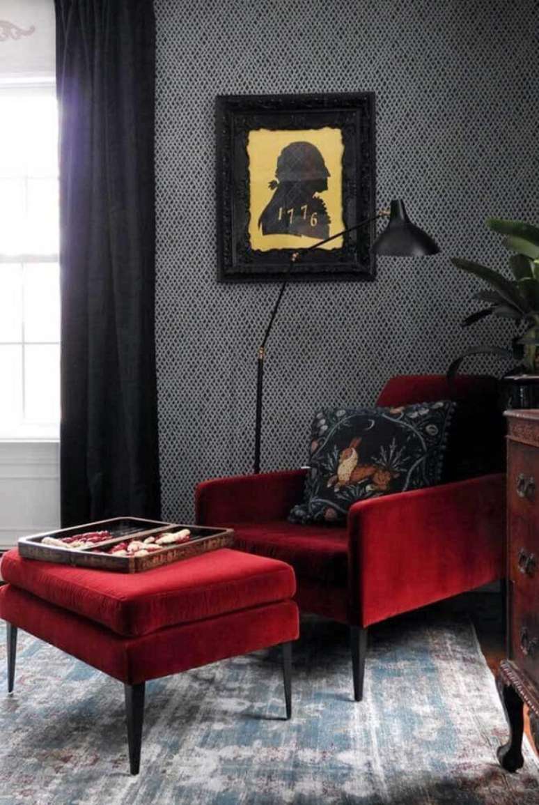 51. Decora&ccedil;&atilde;o de sala cinza com poltrona decorativa vermelha com puff &ndash; Foto: Houzz