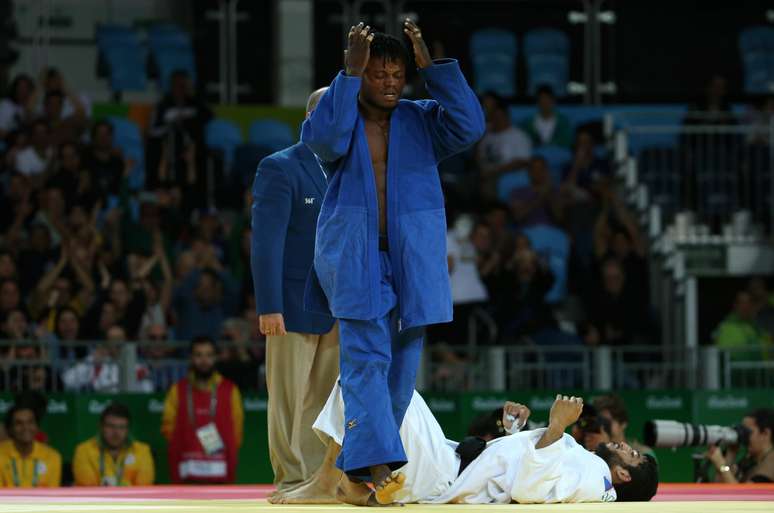 O judoca refugiado Popole Misenga (de p&eacute;) durante a sua participa&ccedil;&atilde;o nos Jogos Ol&iacute;mpicos do Rio-2016