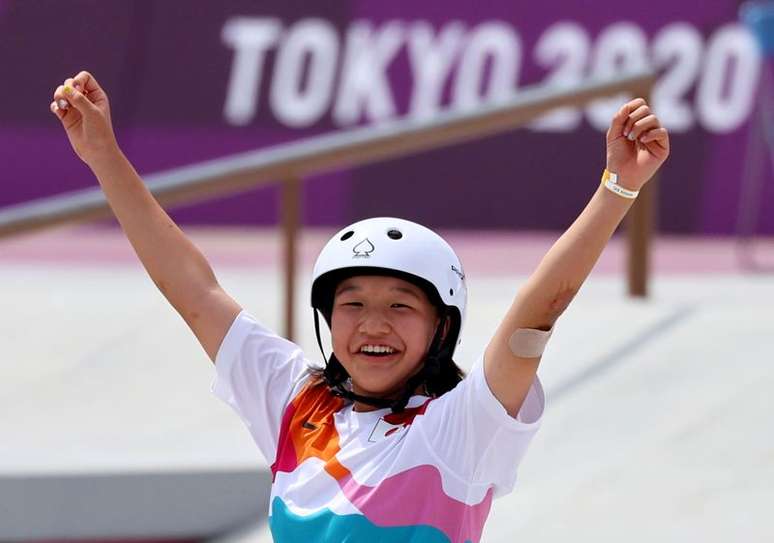 Japonesa Momiji Nishiya comemora conquista da medalha de ouro no skate street durante a Olimp&iacute;ada T&oacute;quio 2020 
26/07/2021 REUTERS/Lucy Nicholson