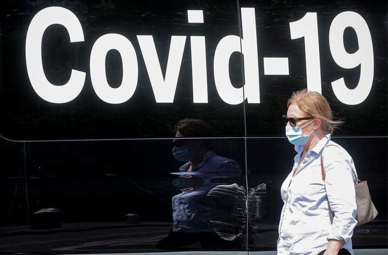 Mulher usando máscara de proteção passa por van de testes de Covid-19 em Nova York, EUA 
22/07/2021 REUTERS/Brendan McDermid