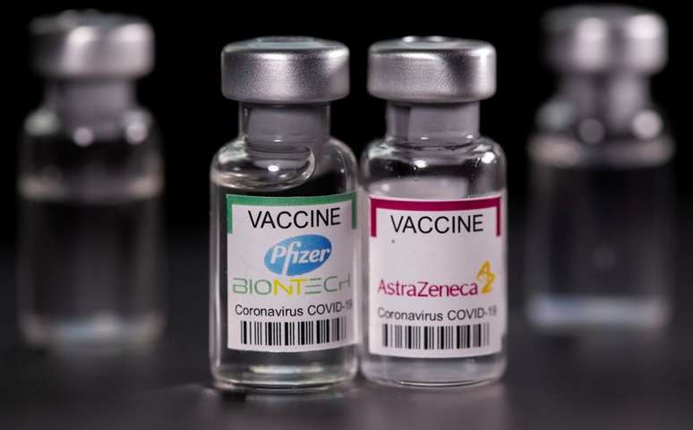 Frascos de vacina contra a Covid-19 da Pfizer-BioNTech e AstraZeneca
19/03/2021 REUTERS/Dado Ruvic/Ilustração