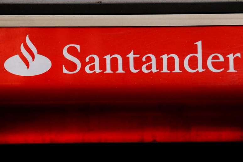 Logotipo do Santander. 14/2/2012.  REUTERS/Luke MacGregor