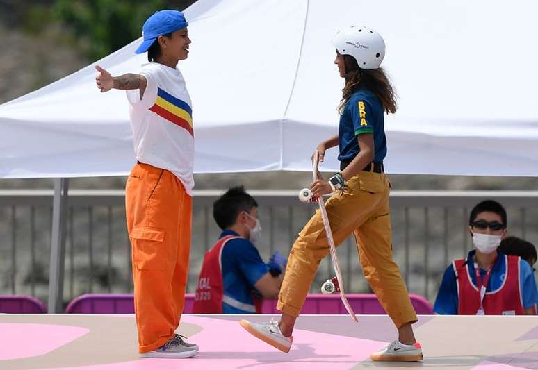 Filipina Margielyn Didal e brasileira Rayssa Leal no skate em T&oacute;quio.
  26/7/2021   REUTERS/Toby Melville