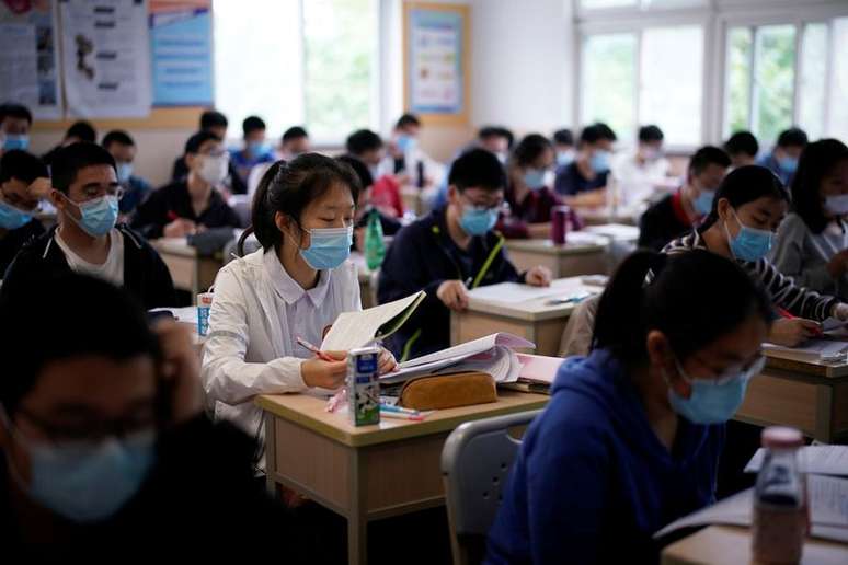 Estudantes durante aula em escola de Xangai, China 
07/05/2020
REUTERS/Aly Song