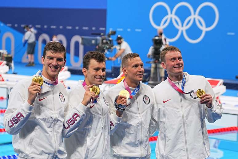 Equipe do revezamento dos Estados Unidos exibe a medalha de ouro no pódio