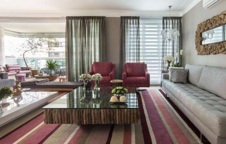 18. Na dica, use uma outra pe&ccedil;a da mesma cor da poltrona vermelha. Projeto de Orlane Santos