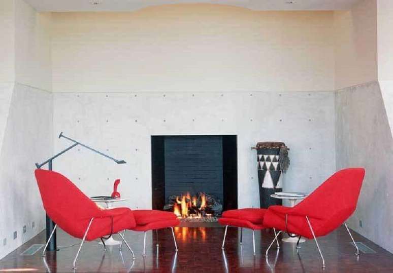 58. Poltrona vermelha para decoração simples de sala com lareira – Foto: Luxe Interiors + Design