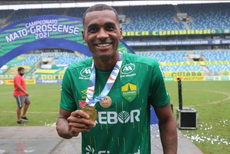 Marllon foi campeão cuiabano com a camisa do Dourado, no primeiro semestre (Crédito: Ascom Cuiabá)