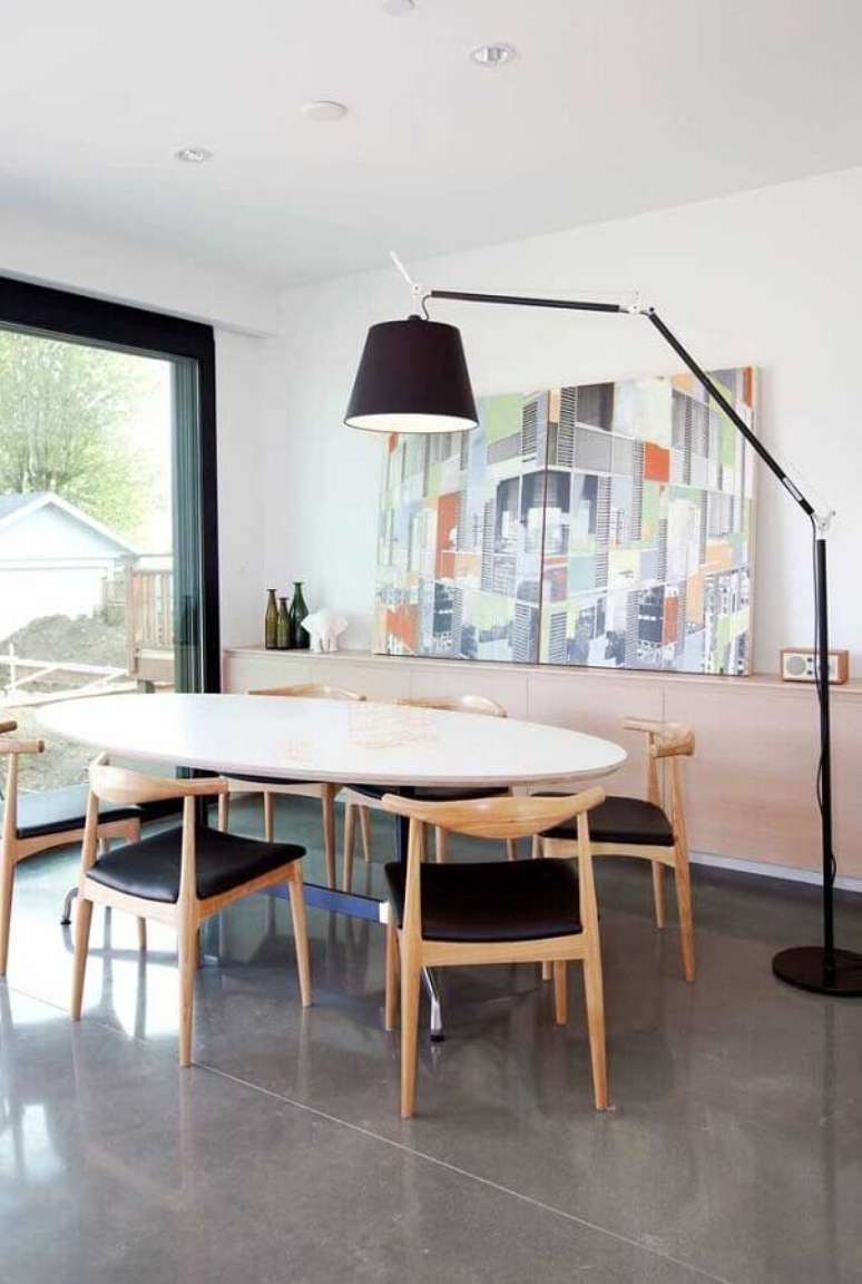41. Objetos de decoração para sala de jantar decorada com mesa oval e quadro grande – Foto: Pinterest