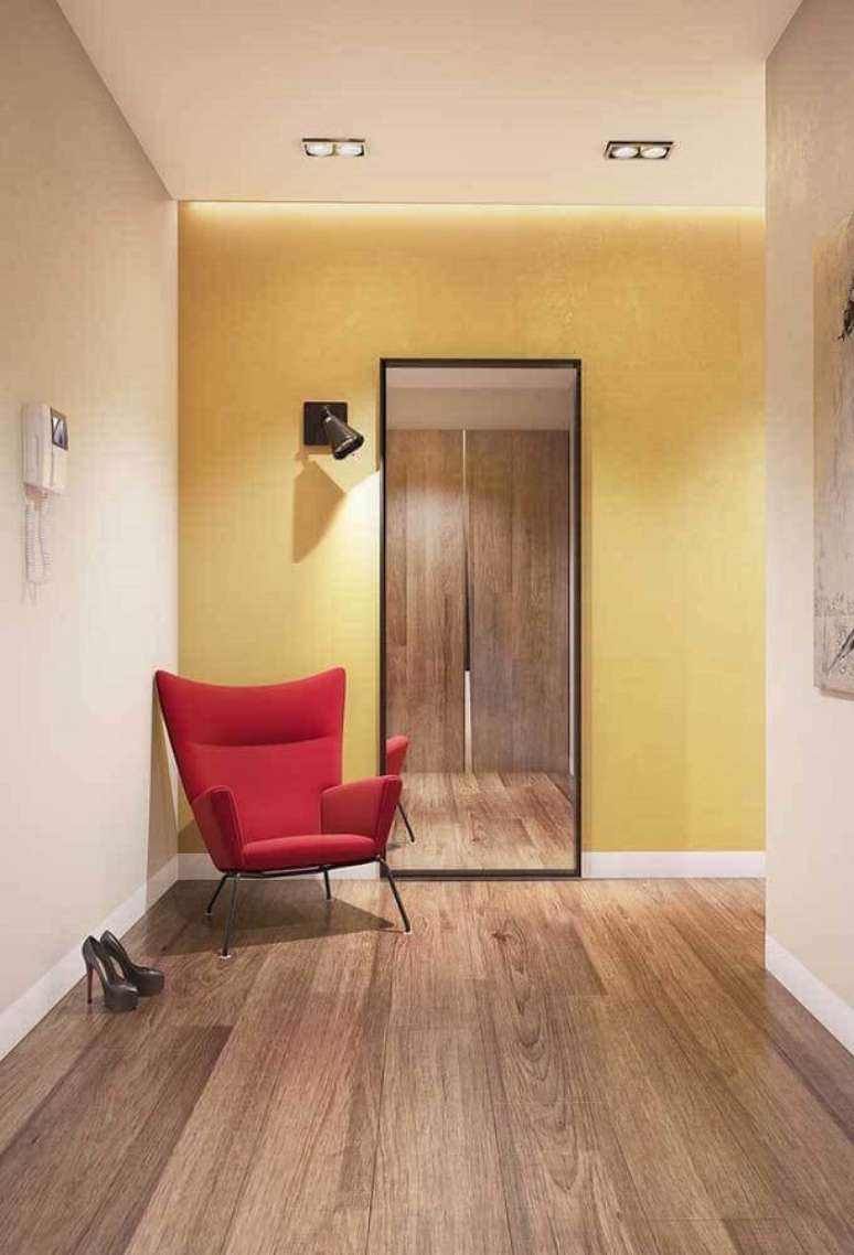 49. Decoração de corredor com poltrona vermelha e espelho de chão – Foto: Pinterest