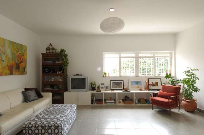 36. A poltrona vermelha chama muito a aten&ccedil;&atilde;o at&eacute; mesmo em ambientes grandes. Projeto de &Eacute;rika Gibrin