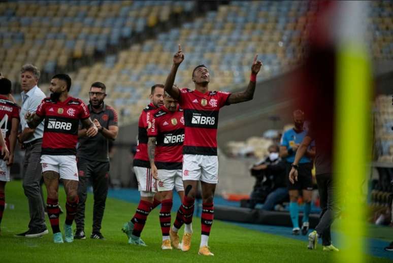 Doutor Tannure (ao fundo) foi expulso logo após um dos gols de Bruno Henrique (Foto: Alexandre Vidal / Flamengo)