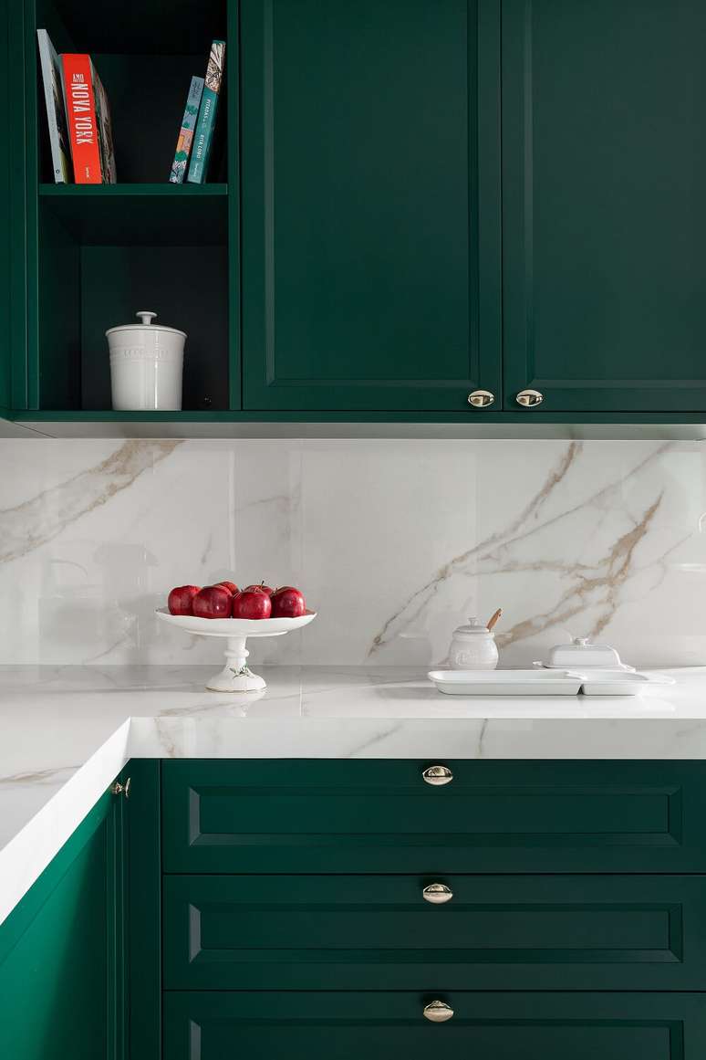 9. A bancada de m&aacute;rmore extensa traz ainda mais charme e sofistica&ccedil;&atilde;o no ambiente. Foto: Fellipe Lima