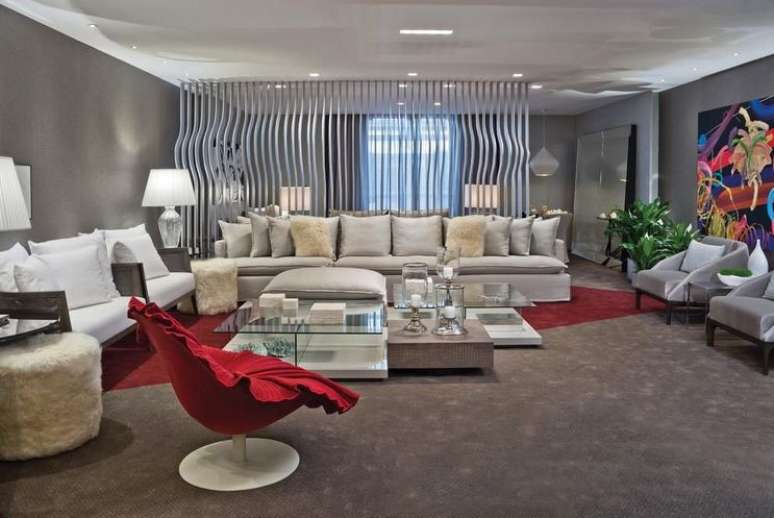 31. A poltrona vermelha desta foto &eacute; o destaque de toda a sala. Projeto de Artefacto