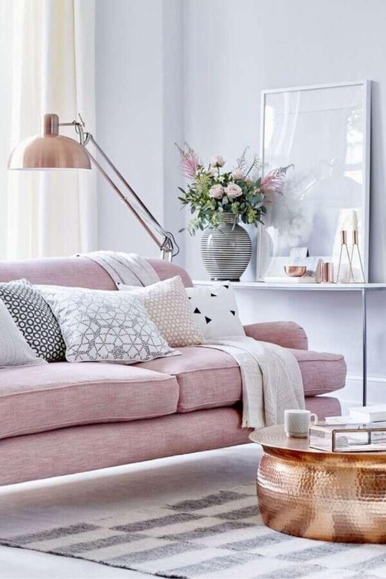 15. Objetos de decoração para aparador de sala com sofá rosa – Foto: Pinterest