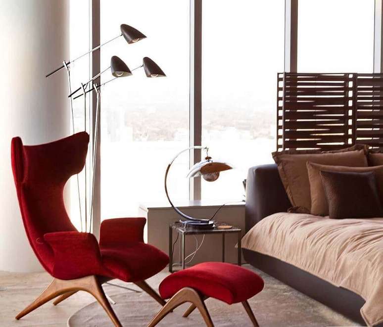56. Poltrona vermelha com puff para decoração de quarto de casal – Foto: Fernanda Marques – Arquitetura