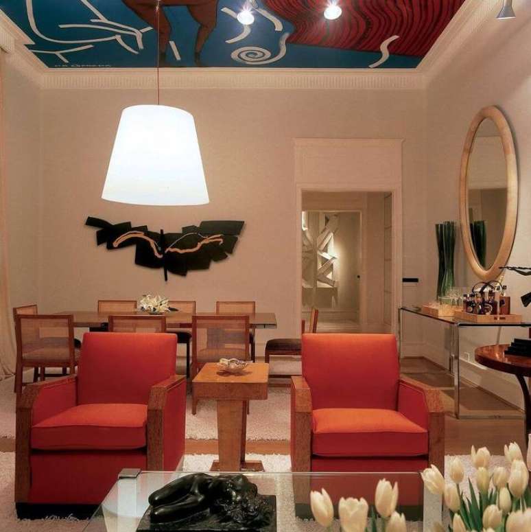 12. Usar mais de uma poltrona vermelha pode ser uma &oacute;tima coisa a se fazer. Projeto de Oscar Mikail