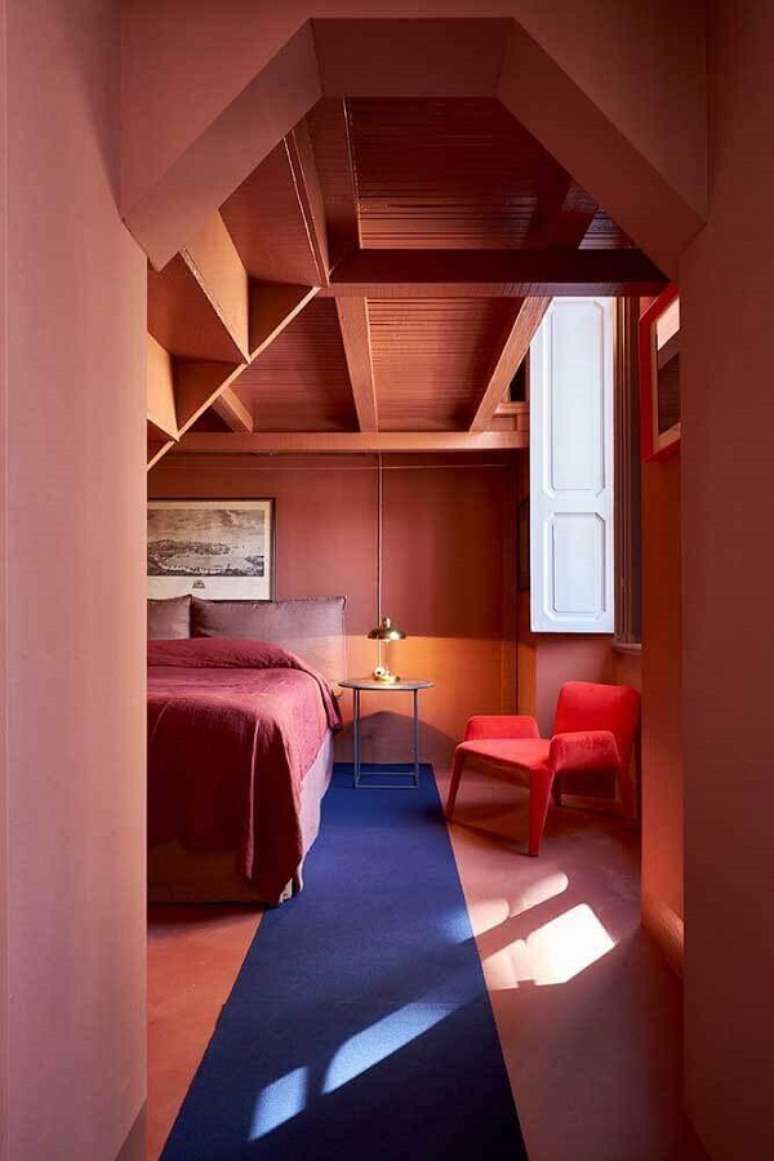 59. Poltrona vermelha para quarto decorado em cores terrosas – Foto: Pinterest