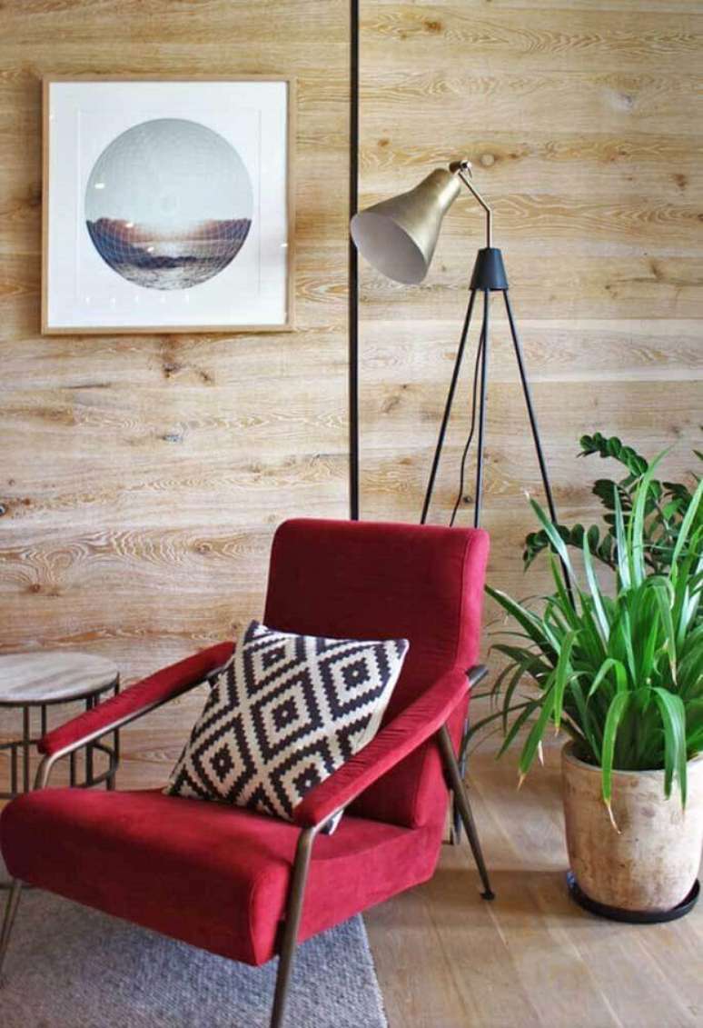 62. Poltrona vermelha para sala decorada com parede de madeira – Foto: Pinterest