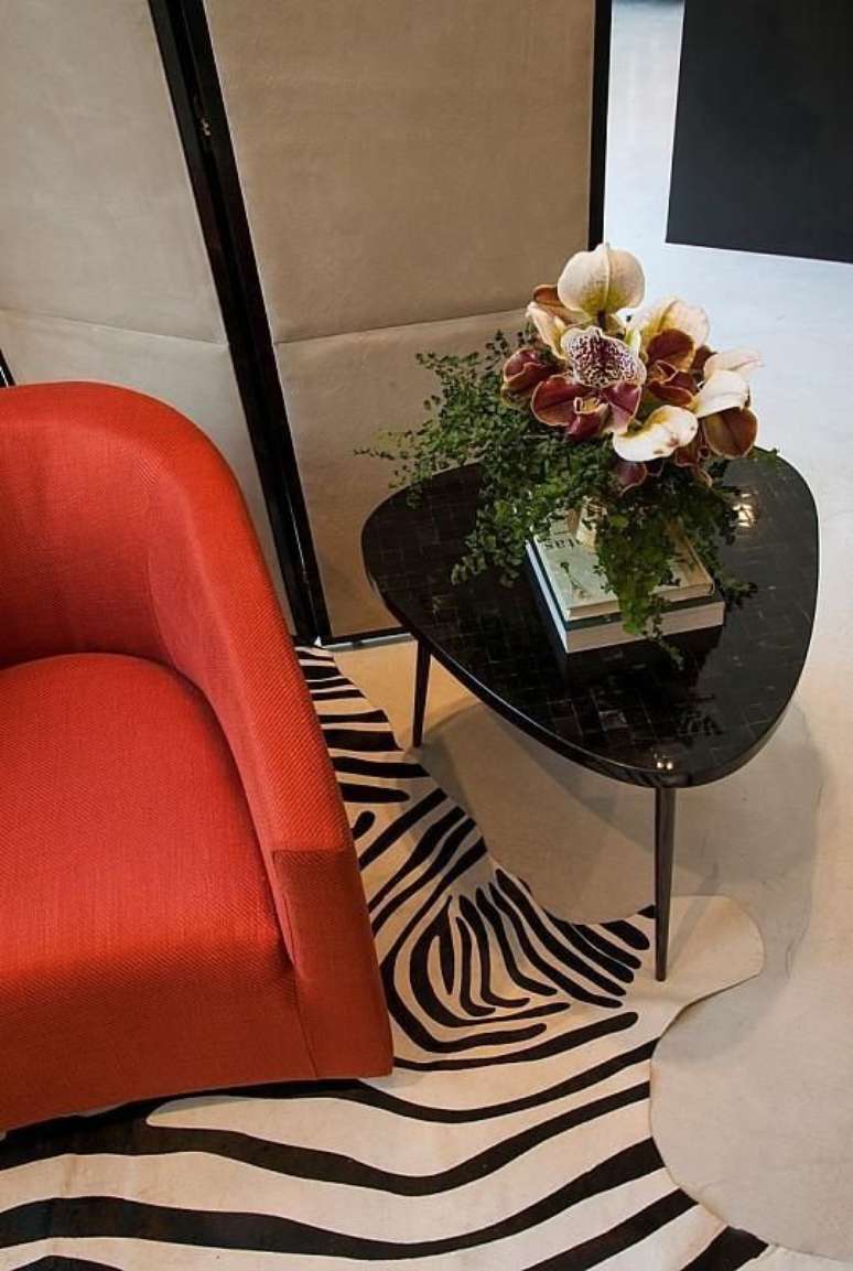 27. Reservar um espa&ccedil;o para a poltrona vermelha pode ser interessante. Projeto de Denise Barretto