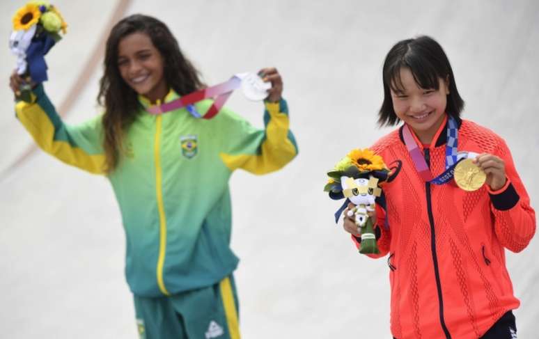 A japonesa Momiji Nishiya (ao lado de Rayssa Leal) se tornou a segunda mais jovem medalhista de ouro da hist&oacute;ria