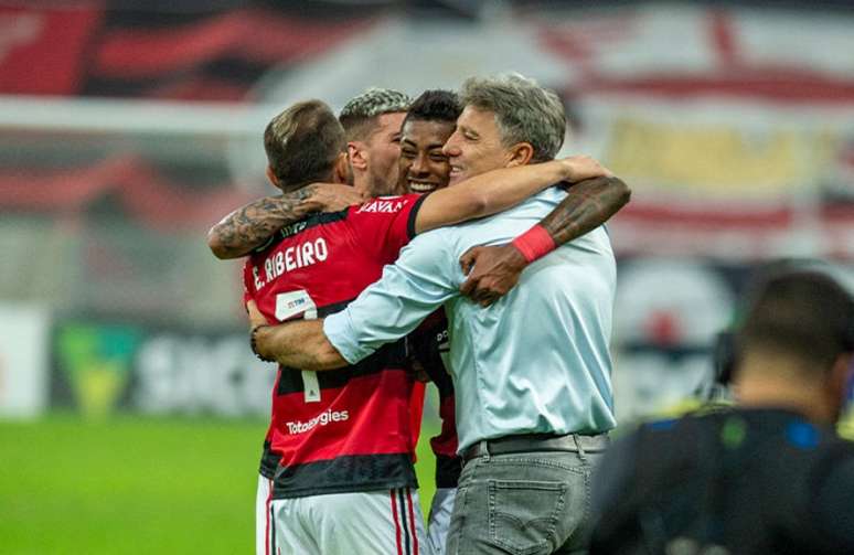 Renato comemora gol do Flamengo com jogadores (Foto: Marcelo Cortes/Flamengo)