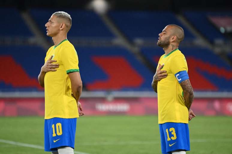 Daniel Alves ainda tem o sonho de disputar a Copa do Mundo do Qatar (Foto: DANIEL LEAL-OLIVAS / AFP)