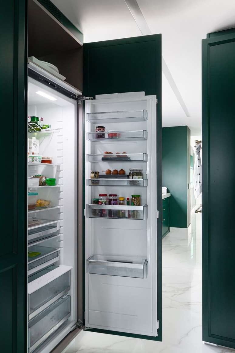 13. Ao abrir a porta, a geladeira sempre é uma surpresa para os familiares e amigos novatos no apê. Foto: Fellipe Lima